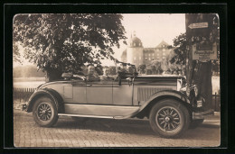 Foto-AK Zwei Herren Im Auto Von Chrysler Vor Schild Von Adams Gasthof  - Toerisme