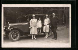 Foto-AK Familie An Einem Auto Von Chrysler Auf Der Strasse  - Voitures De Tourisme