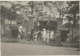 VIETNAM , INDOCHINE , HUE  DANS LES ANNEES 1930 : SORTIE DE L ECOLE FRANCAISE - Asie