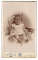 Fotografie Eduard Bertel, Salzburg, Kleinkind Im Weissen Kleidchen Auf Einem Stuhl Sitzend  - Anonymous Persons