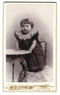 Fotografie M. B. Schultz, Flensburg, Norder-Hofenden 13, Niedliches Junges Mädel Im Kleidchen Auf Stuhl Stehend  - Anonymous Persons