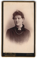Fotografie H. Pätzold, Gotha, Gartenstrasse Nr. 50, Junge Dame Mit Gelocktem Haar In Schwarzem Kleid Mit Perlenkette  - Anonymous Persons