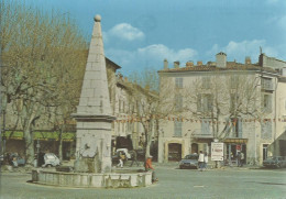 St-Maximin-la-Ste-Baume - La Place Et La Fontaine - (P) - Saint-Maximin-la-Sainte-Baume