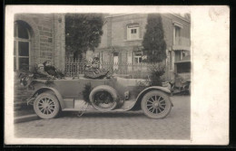 Foto-AK Auto, Mit Vier Soldaten  - War 1914-18