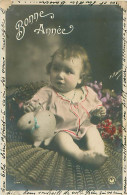 Jolie Carte Portrait Bébé Jouets Lapin  - Bonne Année     Q 2642 - Retratos