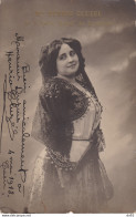 MADAME HENRION CLUZEL DE L OPERA ROYAL DE LONDRES ENVOI POUR M. DUPUIS CAEN 1913 CARTE PHOTO - Cantantes Y Músicos