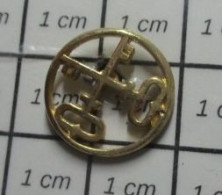 811B Pin's Pins / Beau Et Rare / AUTRES / DEUX CLES DANS UN CERCLE Métal Jaune Mini Pin's - Other & Unclassified
