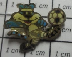 811B Pin's Pins / Beau Et Rare / SPORTS / LION OU TIGRE MASCOTTE OLYMPIQUE MARSEILLE - Fútbol