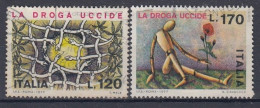 ITALY 1560-1561,used,falc Hinged - 1971-80: Afgestempeld