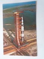 D203242  CPM - US  FL - John F. Kennedy Space Center  - NASA - Apollo  1973   Red Airplane Handstamp  Via Airmail - Raumfahrt