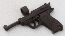PENDANT Pistol WW2 WwII WW1 WwI GUN German Parabelum Bronze 43x31x7 Mm 13.62 G - Decotatieve Wapens