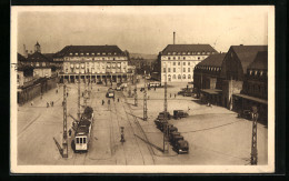 AK Karlsruhe I. B., Bhnhofplatz Mit Strassenbahnen Aus Der Vogelschau  - Tramways