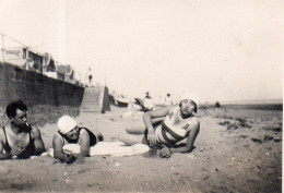 Photographie Vintage Photo Snapshot Plage Beach Maillot Bain - Lieux
