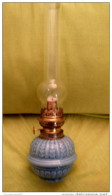 Luminaires .lampe à Pétrole Fin Du 19 ème En Céramique Bleu à Decor En Relief . - Lighting & Lampshades