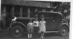 Photographie Vintage Photo Snapshot Automobile Voiture Car Auto Enfant Mode - Automobile