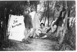 Photographie Vintage Photo Snapshot Camping Scout Tente Torse Nu  - Otros & Sin Clasificación