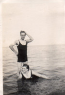 Photographie Vintage Photo Snapshot Plage Beach Maillot Bain Mer Baignade - Lieux