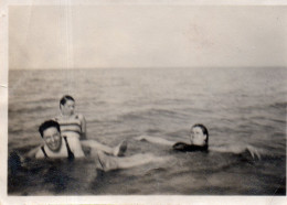 Photographie Vintage Photo Snapshot Plage Beach Maillot Bain Mer Baignade - Lugares