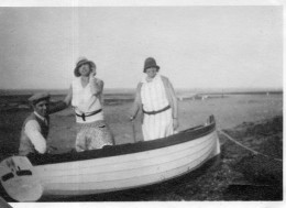 Photographie Vintage Photo Snapshot Plage Beach Barque Boar Mode Chapeau - Lieux