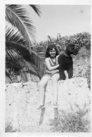 Photographie Vintage Photo Snapshot Enfant Child Girl Fillette Chien Dog Caniche - Autres & Non Classés