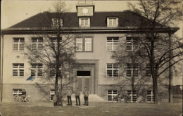 Photo CPA Mölbis Rötha In Sachsen, Jungen Vor Der Schule - Other & Unclassified