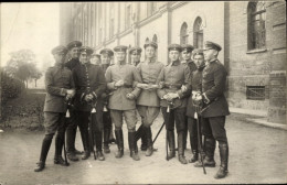 Photo CPA Deutsche Soldaten In Uniformen Vor Einem Gebäude - Autres & Non Classés