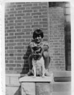 Photographie Vintage Photo Snapshot Enfant Child Girl Fillette Chien Dog - Autres & Non Classés
