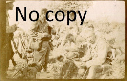 PHOTO FRANCAISE - POILUS MARQUANT UNE HALTE A DAVENESCOURT PRES DE GUERBIGNY SOMME - GUERRE 1914 1918 - War, Military
