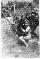 Photographie Vintage Photo Snapshot Enfant Child Girl Fillette Chien Dog - Autres & Non Classés