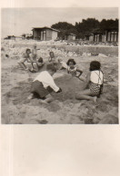 Photographie Vintage Photo Snapshot Antibes Eden Roc Plage Enfant Cabine Bain - Lugares