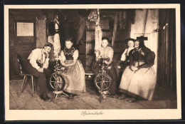 AK Schwarzwälder Frauen In Trachten An Spinnrädern  - Trachten