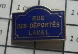 811B Pin's Pins / Beau Et Rare / VILLES / RUE DES DEPORTES LAVAL PLAQUE - Steden