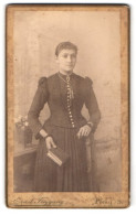 Fotografie Ernst Freygang, Penig I. S., Brückenstrasse, Junge Elegante Dame Mit Kreuzkette  - Anonyme Personen
