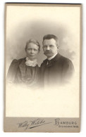 Fotografie Willy Wilcke, Hamburg, Steindamm 54-56, Ehepaar In Hübscher Kleidung  - Personnes Anonymes