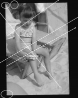 Orig. XL Foto 60er Jahre Süßes Mädchen, Zöpfe, Im Strandkorb,  Sweet Girl On The Beach In A Beach Chair, Pigtails - Personas Anónimos
