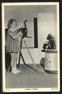 AK Schauspielerin Shirley Temple, Mit Dem Fotoapparat Und Dem Plüschbären  - Actors