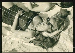Orig. Foto AK 60er Jahre Süßes Mädchen Am Strand, Badeanzug Sweet Girl, Teenager, Sunbathe, Beach Fashion Typical 60s - Personnes Anonymes