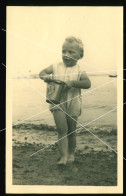 Orig. Foto AK 40er Jahre Süßer Junge Spielt Am Strand, Sweet  Boy Play On The Beach - Personnes Anonymes
