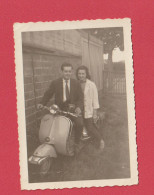 Photo Couple Avec Scooter VESPA - Motorbikes
