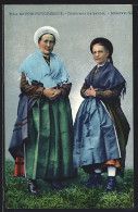 CPA Zwei Femme En Costume Typique Aus Megeve Auf Einer Wiese  - Ohne Zuordnung