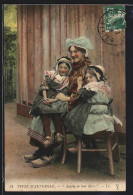 CPA Auvergne, Aupres De Leur Mere, Kleine Fille En Costume Typique Auf Dem Schoss Ihrer Mutter  - Unclassified