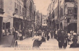 LA ROCHELLE                   La Rue Des Merciers A L Arrivées Des Journaux - La Rochelle
