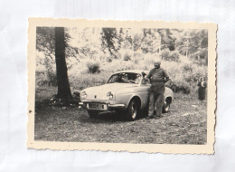 AST - PHOTO FORMAT 9 X 6     UNE DAUPHINE  RENAULT  BLANCHE  FORET TOURNEHON   UN HOMME APPUYE - Anonymous Persons