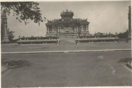 VIETNAM , INDOCHINE , HUE  : LE MONUMENT AUX MORTS - Asia