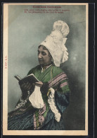 CPA Normandie, Femme En Costume Typique Beim Lesen  - Unclassified