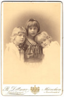 Fotografie B. Dittmar, München, Amalienstr. 6, Die Schwestern Helga, Edith Und Thori Grönvold In Inniger Pose  - Personnes Anonymes