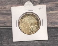 Médaille Souvenirs&Patrimoine : Les Arènes De Nîmes  (couleur Or) - 2010 - Autres & Non Classés