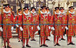 R069471 Yeomen Warders At The Tower Of London - Other & Unclassified