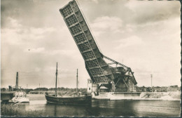 14 BENOUVILLE - LE PONT SUR LE CANAL - UN BATEAU PASSE- CPSM - Autres & Non Classés