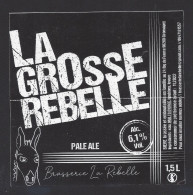 Etiquette De Bière  Pale Ale  6.1 % -  La Grosse Rebelle  -  Brasserie La Rebelle  à  Giromagny  (90) - Beer
